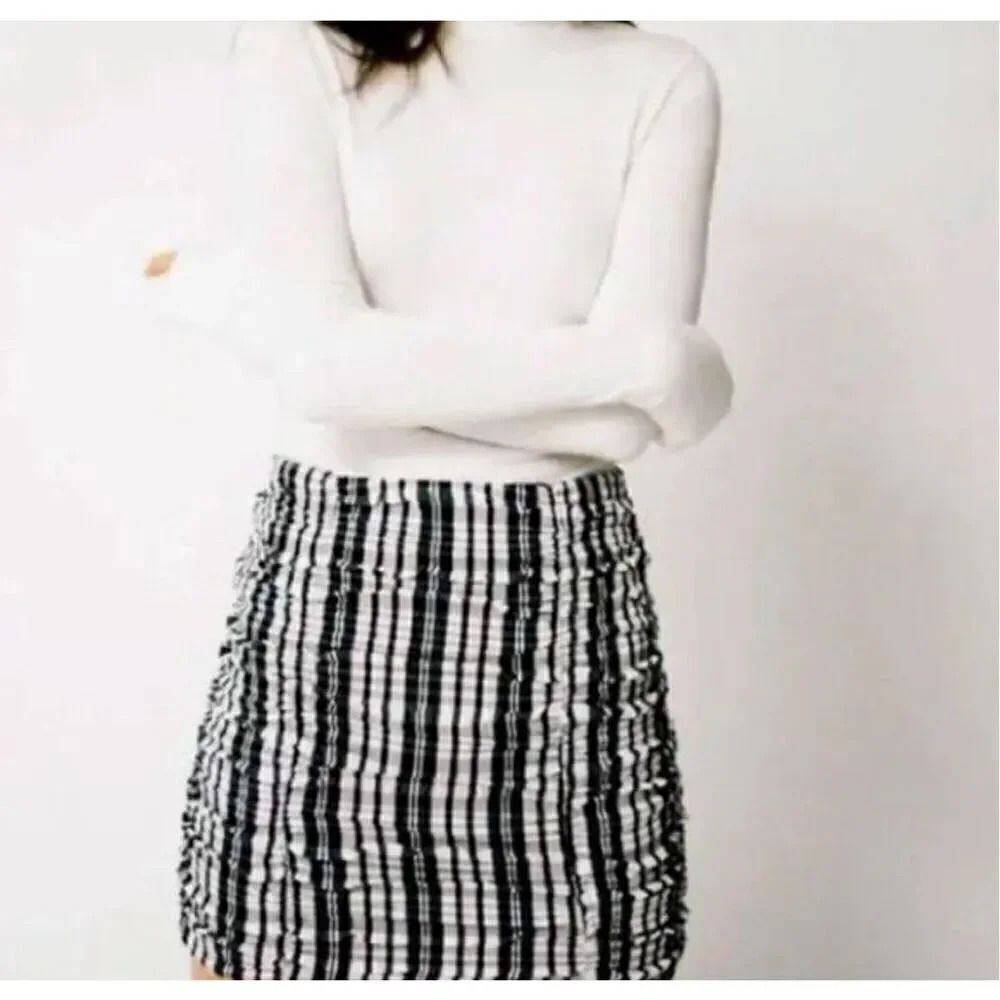 Zara Black White Plaid Ruched Mini Skirt M Color: Black/White